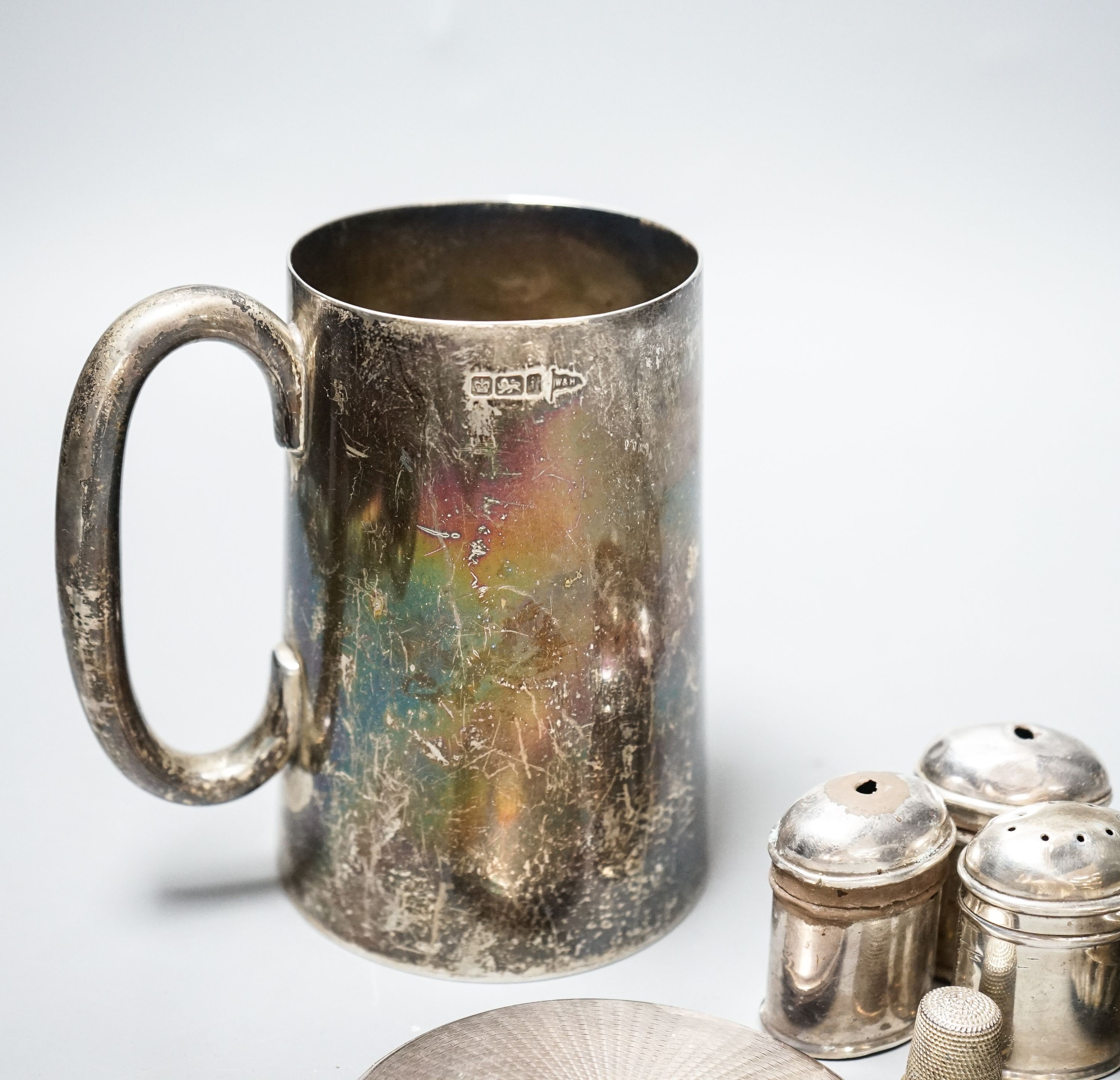 An Edwardian silver mug, by Walker & Hall, Sheffield, 1901, 12.4 cm, a silver toastrack, silver compact, four silver condiments(a.f.), a silver bowl and silver thimble